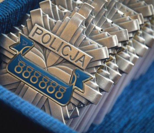 Policjantka pomogła uratować kobietę. Była nieprzytomna, leżała na chodniku, miała drgawki