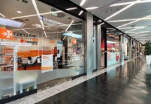 Kolejki do Punktów Obsługi Mieszkańców w galeriach. “Hulaj dusza – piekła nie ma”
