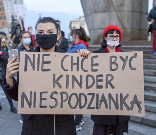 Młodzi Demokraci do dyrektorów szkół: nie informujcie MEN o udziale uczniów w strajkach kobiet