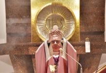 Biskup Jan Wątroba zachęca księży, by odprawiali w święta więcej mszy
