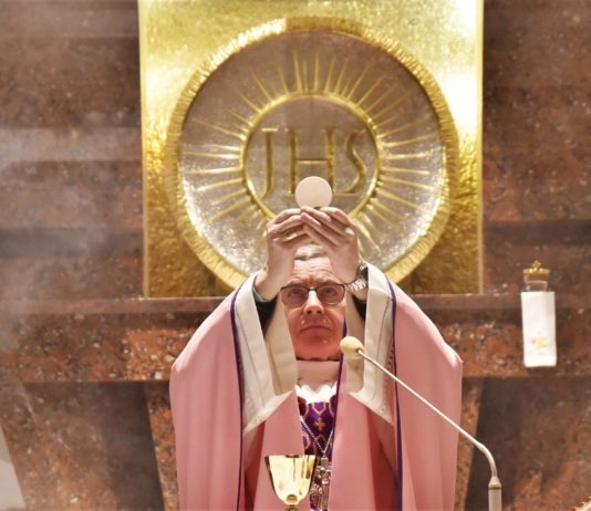 Biskup Jan Wątroba zachęca księży, by odprawiali w święta więcej mszy
