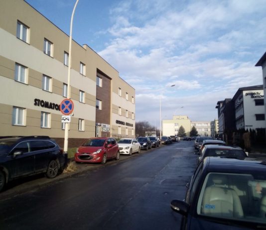 Kierowcy urządzili sobie parking na chodniku. Piesi zepchnięci na ruchliwą drogę
