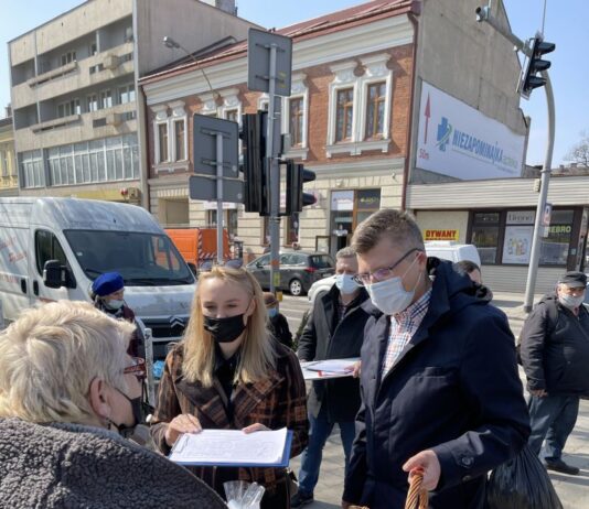 Marcin Warchoł z rodziną na ulicach Rzeszowa. Zbierał podpisy poparcia