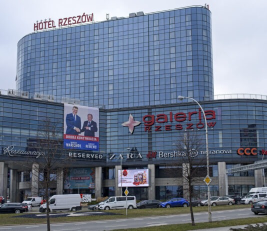 Ogromny baner Marcina Warchoła z Tadeuszem Ferencem na Galerii Rzeszów