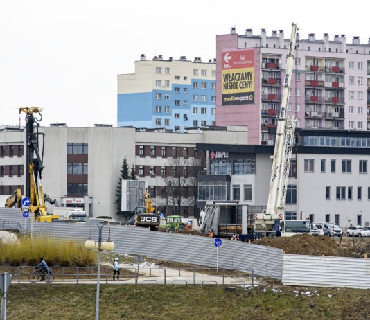Deweloper ogrodził ścieżkę nad Wisłokiem, bo buduje wieżowiec. Radni chcą wymienić działki