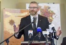 “Afera szczepionkowa”. Grzegorz Braun żąda odwołania Ewy Leniart i Roberta Bugaja