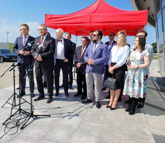 Winnicki i Korwin-Mikke wspierają Brauna. “PiS zniszczy samorządność”