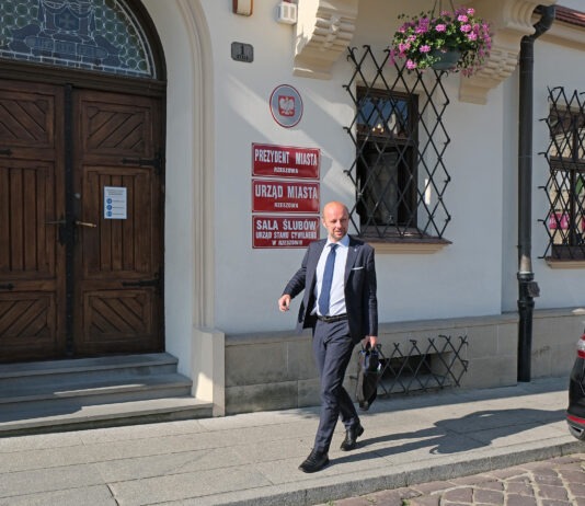 Konrad Fijołek zaczął rządy. Pierwsza decyzja – auta sprzed ratusza mają zniknąć