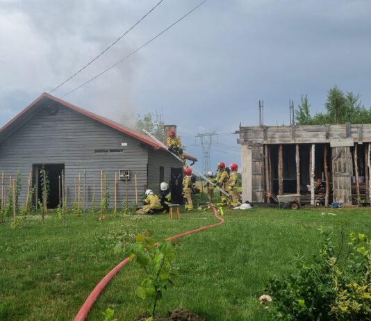 Piorun uderzył w dom jednorodzinny niedaleko Rzeszowa. Akcja strażaków