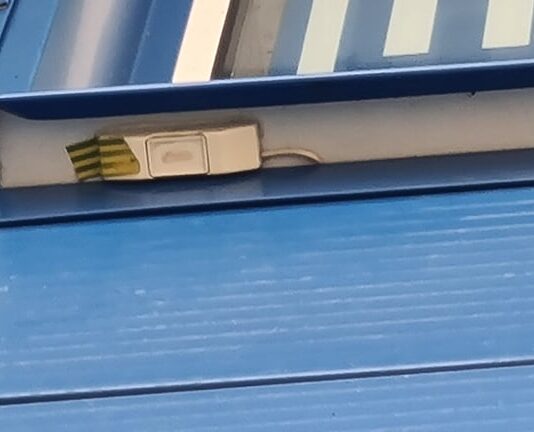 Spółdzielnia Nowe Miasto zamknięta dla mieszkańców. Pod parapetem tajemniczy dzwonek