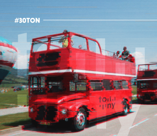 Przed Tonami. Angielski TONobus cabrio z DJ-em i silent disco na ulicach Rzeszowa