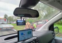 Dachowanie renault na ulicy Kwiatkowskiego. 21-latek trafił do szpitala