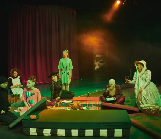Białe małżeństwo kobiet. Trwa Festiwal Nowego Teatru