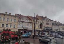 Miasto przyjęło wysoką ofertę za świąteczne oświetlenie. Ruszył montaż choinki Iluminacje świąteczne w Rzeszowie