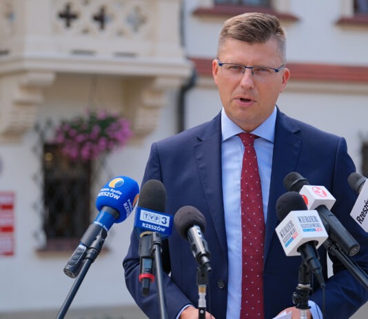 Marcin Warchoł krytykuje PiS za zgodę na nazwanie ronda imieniem Unii Europejskiej