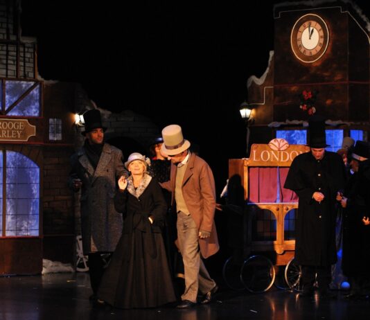 „Opowieść wigilijna”, która nigdy się nie nudzi. W Teatrze Maska. Ale tylko dla wybranych