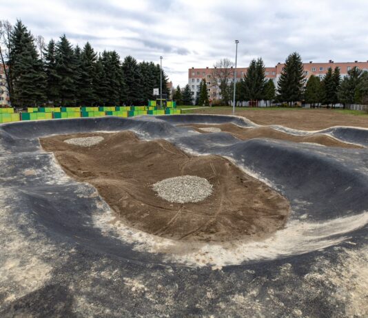 Osiedle Baranówka ma pumptrack. Budowa toru na finiszu Pumptrack w Rzeszowie