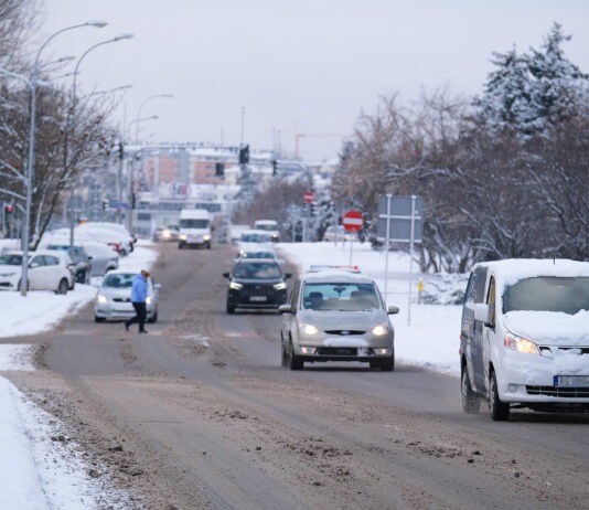 Trudne warunki na ulicach Rzeszowa, opóźnione autobusy. Powodem opady śniegu