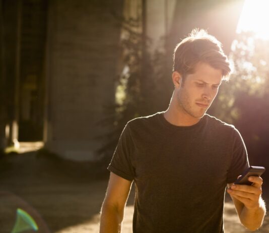 Jaki męski T-shirt wybrać, aby wyglądać modnie?