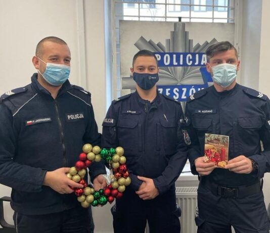 Prezenty od policjantów dla rodziny i podopiecznych Hospicjum dla Dzieci