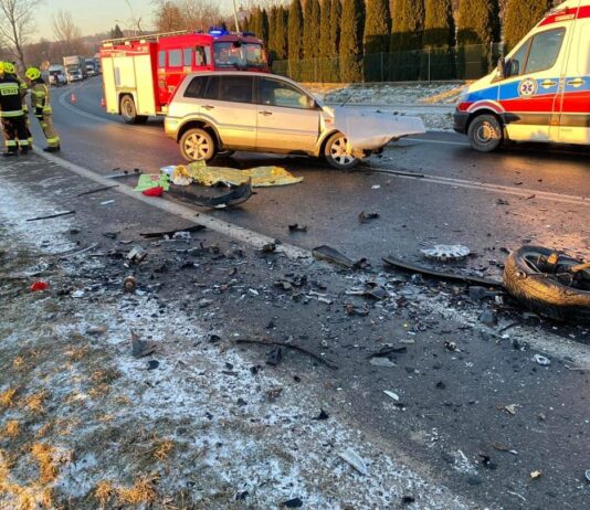 Wypadek na DK 19. Zderzenie dwóch pojazdów, trzy osoby w szpitalu