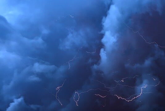 Na Podkarpaciu silny wiatr z burzami. Ostrzeżenie meteorologów na poniedziałek