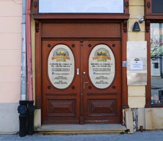 Prawie 300 zł za pokój ze wspólną łazienką i bez okna. Kto próbuje zarobić na wojnie