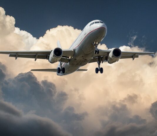 Jak sprawdzić, gdzie aktualnie znajduje się konkretny samolot?