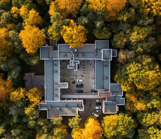 Hotel z nutą brutalizmu i wyrafinowania