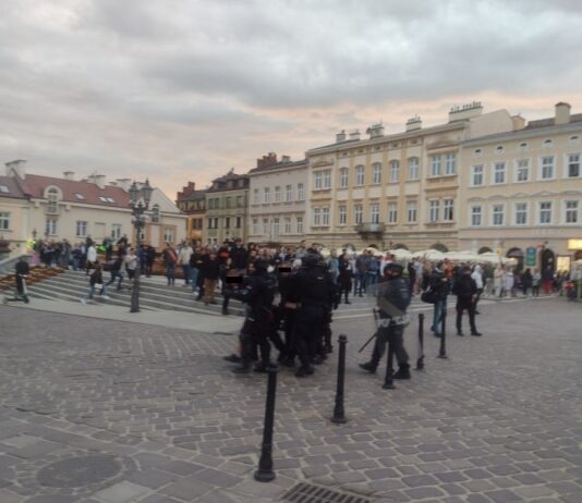 Bójka kiboli Stali Rzeszów i Resovii na Rynku. 16 osób wylegitymowanych