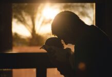 Nie tylko mama z dzieckiem na urlopie. Decyduje się na to coraz więcej ojców