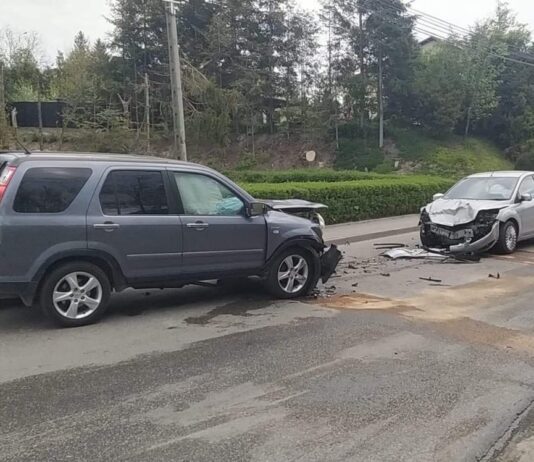 Czołowe zderzenie forda z hondą w Kraczkowej. Trzy osoby w szpitalu