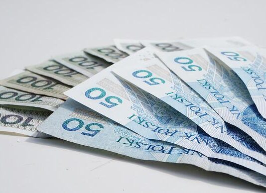 Z konta 77-latki zniknęło 250 tys. zł. Kto przywłaszczył pieniądze?