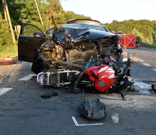 Tragiczny wypadek na DK nr 28. Motocyklista zderzył się z jaguarem
