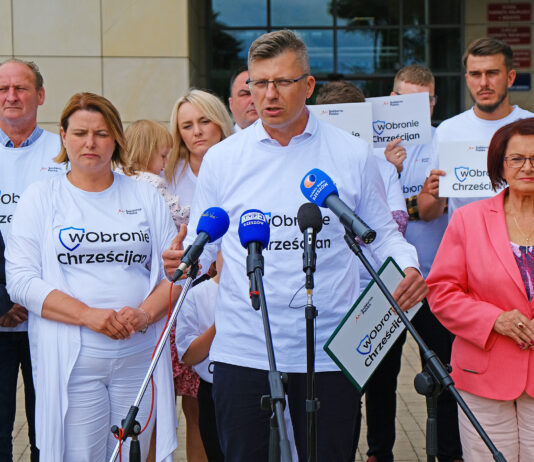 “Ziobryści” bronią “wolności chrześcijan”. Marcin Warchoł: dość lżenia