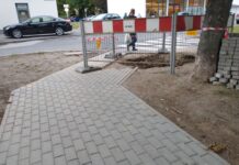 Nowy chodnik na Krzywoustego i od razu go rozbierają. Urzędnicy: zgodnie z harmonogramem