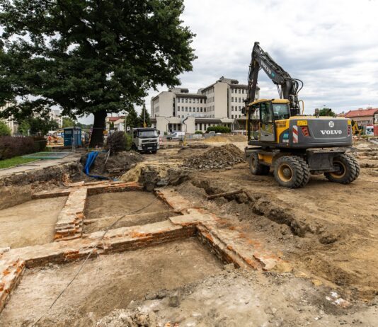 Fragmenty murów sprzed ponad 100 lat odkopano podczas budowy drogi przy ZUS