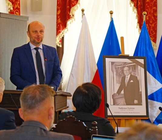 Minuta ciszy dla Tadeusza Ferenca podczas sesji rady miasta. “Dzięki niemu Rzeszów pulsuje”