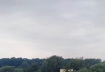 Góra śmieci przed nowymi blokami przy ul. Grabskiego. Mieszkańcy: kiedy będą kubły?