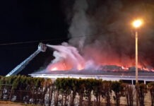 Pożar hali firmy Prohurt. Straty na 4 mln złotych, akcja gaśnicza wznowiona