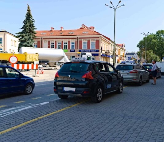 Miał być “kiss & ride”, zrobił się postój taksówek. Bałagan przed dworcem głównym w Rzeszowie