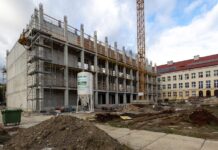 Hala sportowa przy Zespole Szkół nr 1 coraz większa. Za rok otwarcie