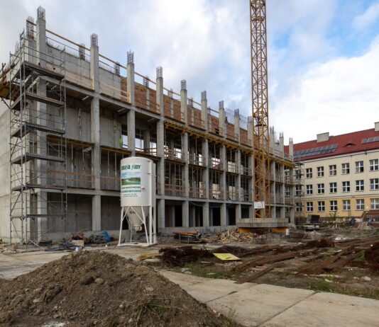 Hala sportowa przy Zespole Szkół nr 1 coraz większa. Za rok otwarcie