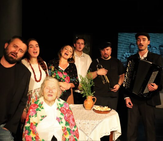 “Śpiewająca z Wilczkami” premierowo w Przedmieściu. Na scenie 85-letnia Helena Wilczek