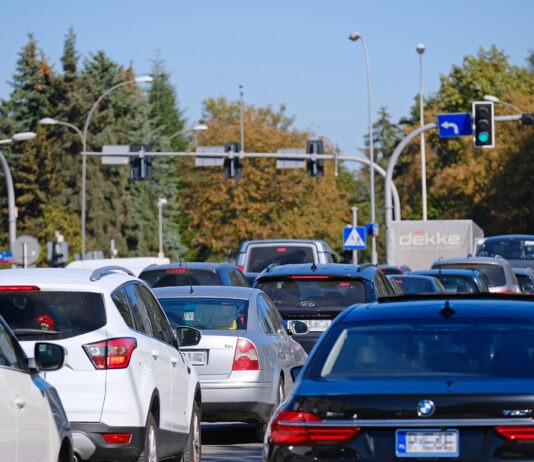Sznur samochodów, zniecierpliwieni kierowcy. Armagedon na ulicach w kierunku zapory