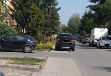 Na ul. Siennej progi zwalniające są, ale jakby ich nie było. Samochody pędzą po chodniku
