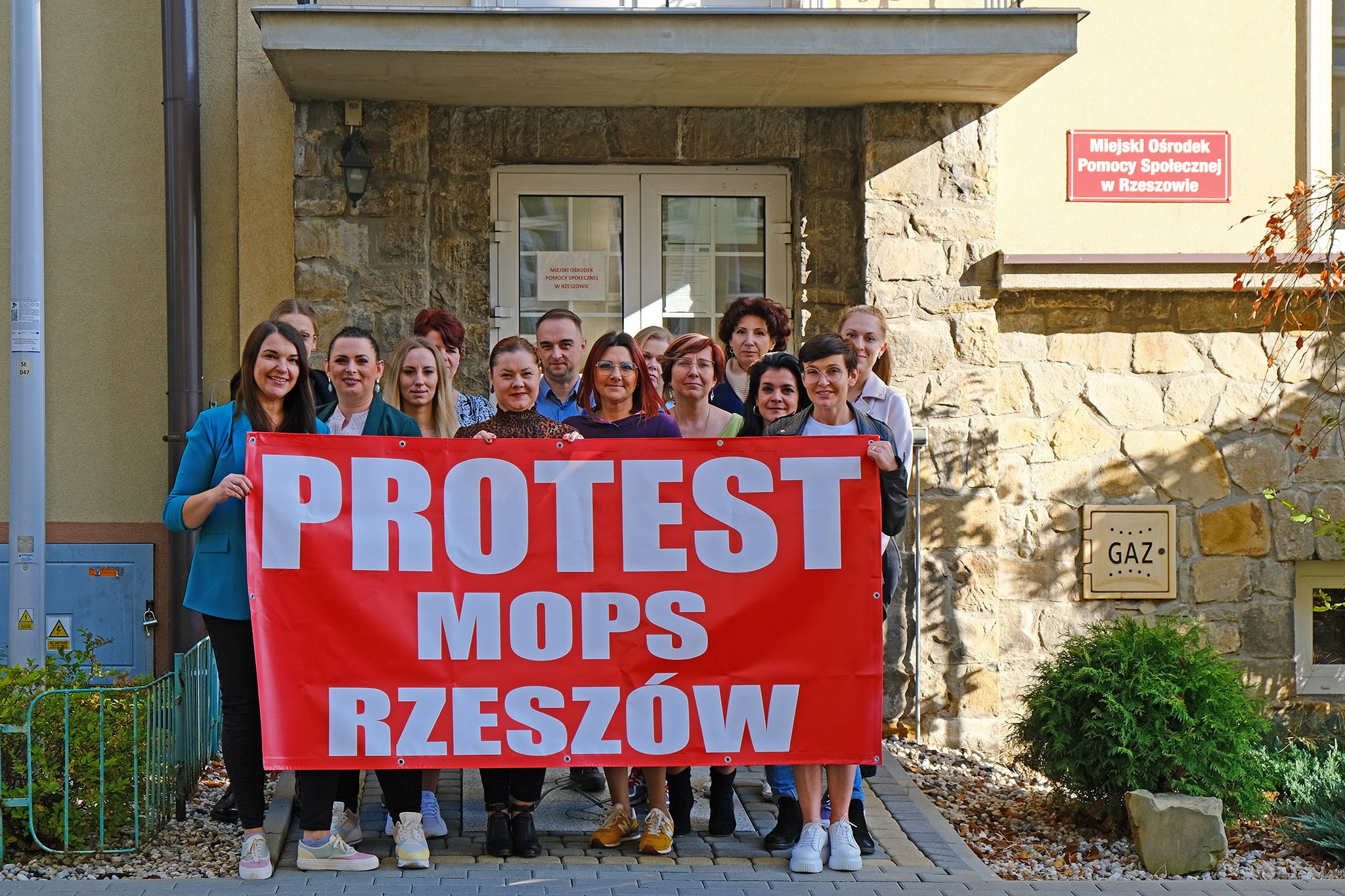 Akcja Protestacyjna W Rzeszowskim MOPS Pracownicy Chc Wi cej Zarabia 