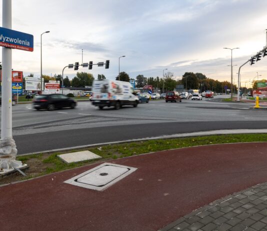 Poprawki na przebudowanym skrzyżowaniu. Zielona strzałka nie działa, błąd na znakach