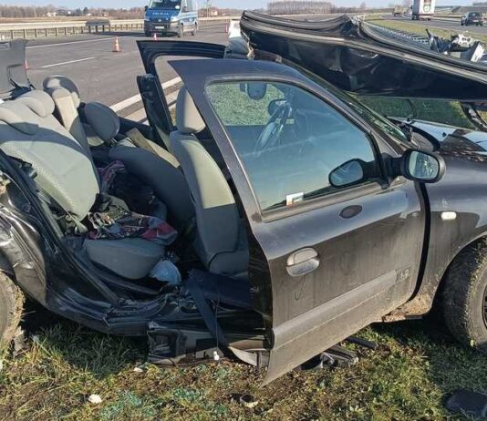 Wypadek na autostradzie A4. Zderzenie citroena z renault. Dwie osoby ranne