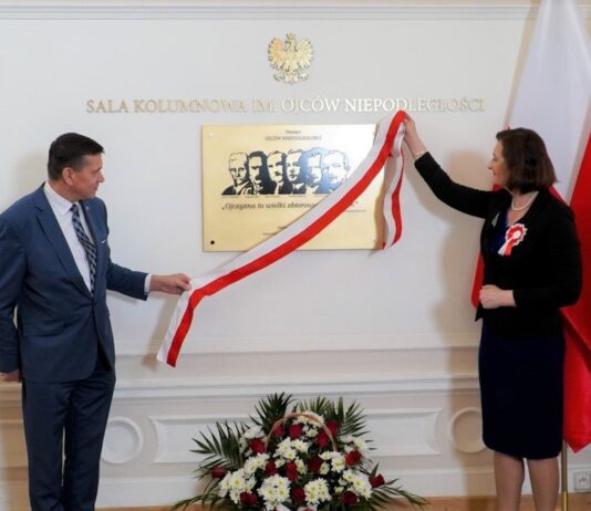 Sala kolumnowa im. Ojców Niepodległości. Tablica w urzędzie odsłonięta